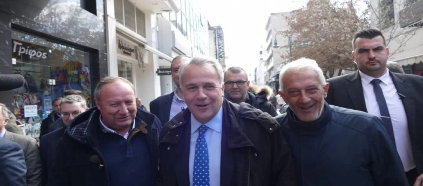 Λάρισα: Εξαγριωμένοι αγρότες εισέβαλαν στην ομιλία του Μάκη Βορίδη - «Σας καταγγέλλουμε ότι κρύβεστε» (βίντεο)